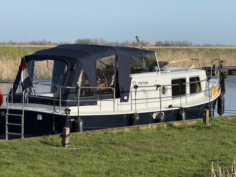 Sportboot am Anleger