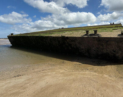 Fragmente eines Mullberry Hafens in Arromanches